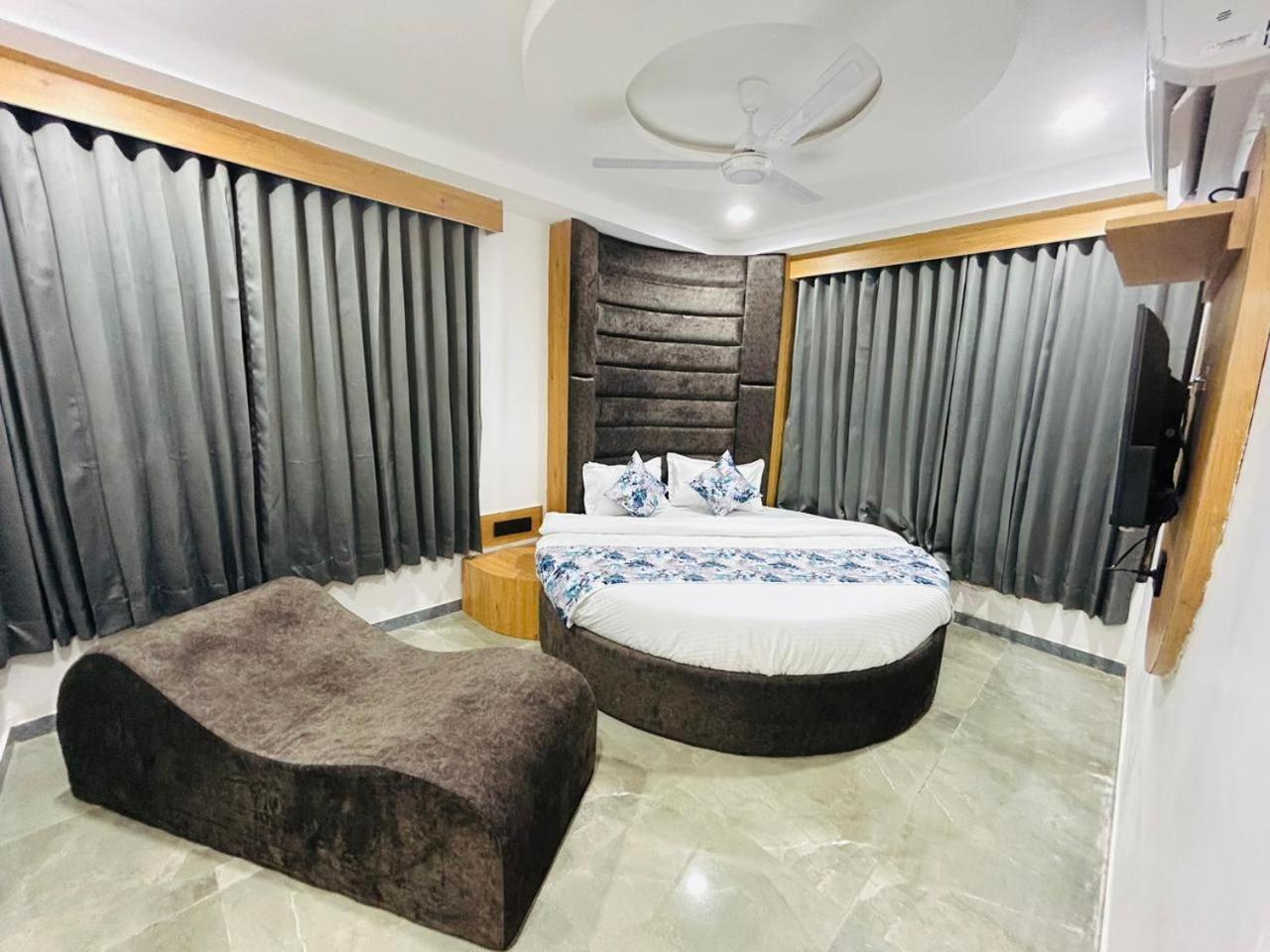 Hotel M Grand Ахмедабад Экстерьер фото