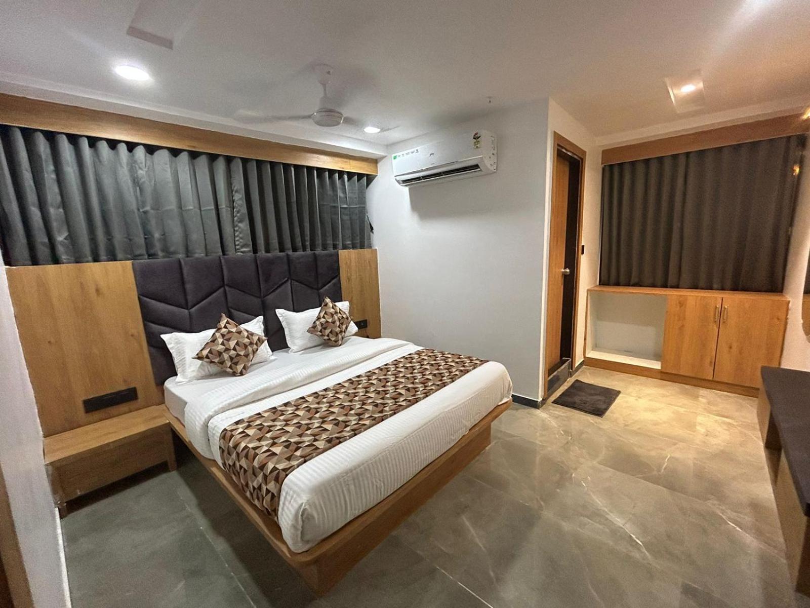 Hotel M Grand Ахмедабад Экстерьер фото