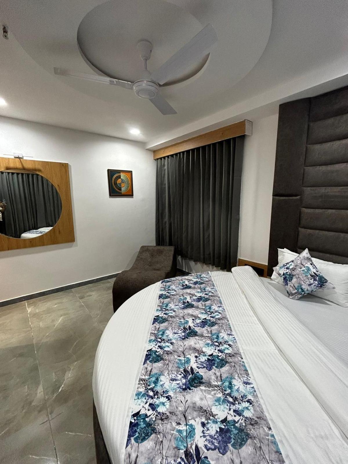 Hotel M Grand Ахмедабад Экстерьер фото