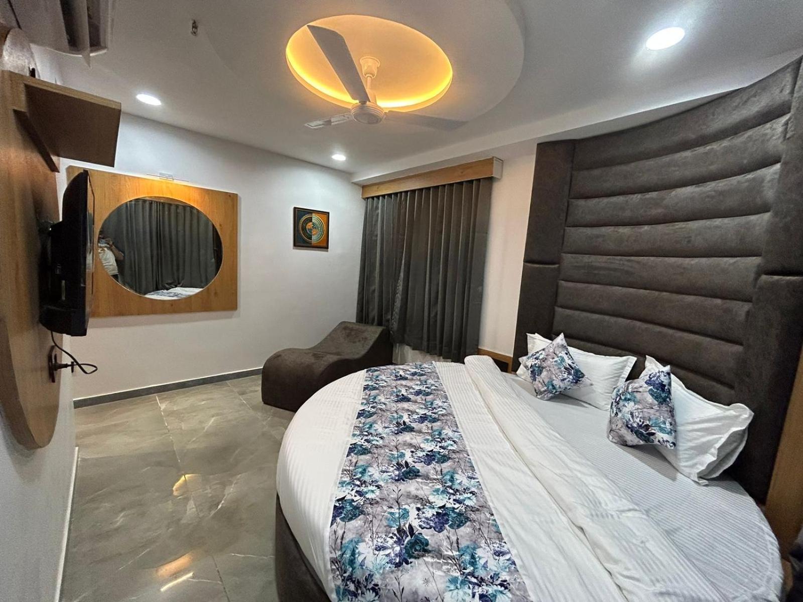 Hotel M Grand Ахмедабад Экстерьер фото